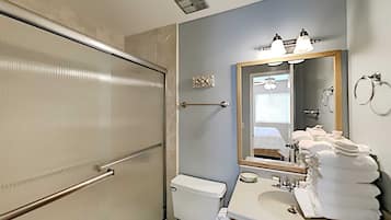 House, Multiple Beds, Balcony, Garden View | Bathroom
