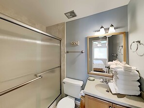 Bathroom - Pelican's Perch by Southern Vacation Rentals (Pensacola Beach)