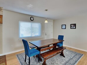 Dining - Pelican's Perch by Southern Vacation Rentals (Pensacola Beach)