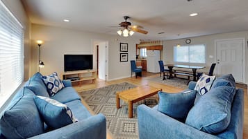 獨棟房屋, 多張床, 陽台, 花園景觀 | 起居區 | 40-吋電視,提供數位頻道