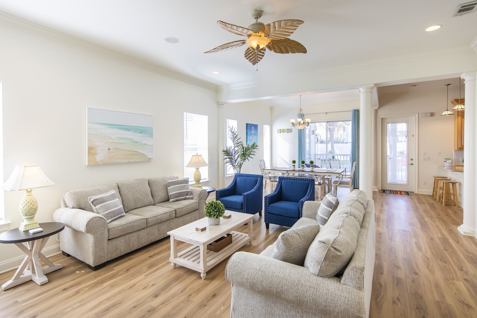 獨棟房屋, 多張床, 陽台, 泳池景觀 (Sandy Retreat) | 起居區 | 42-吋平面電視，提供數位頻道