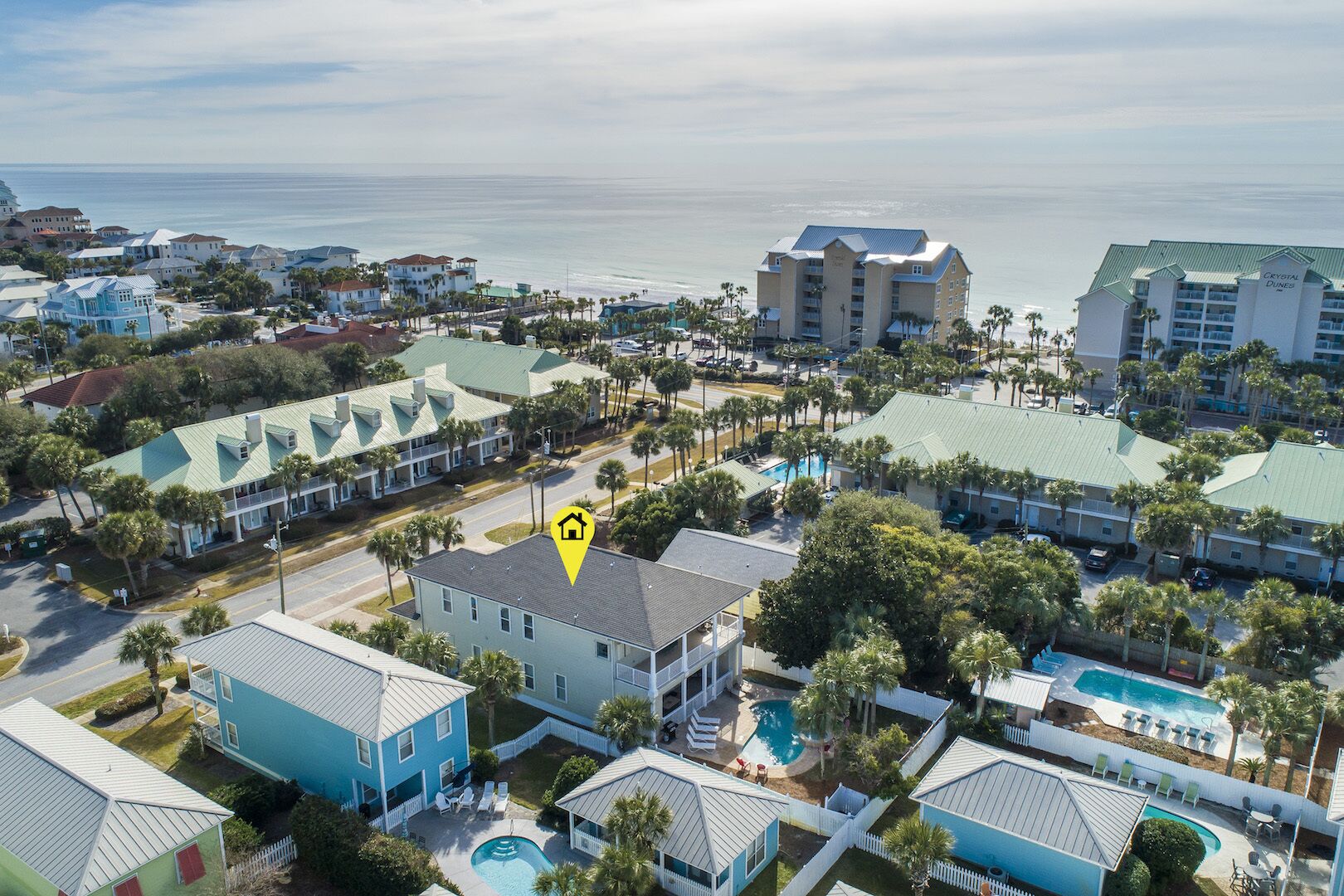 Et kystområde med hotel og flere bygninger, heriblandt et hotel med grønt tag og en swimmingpool.