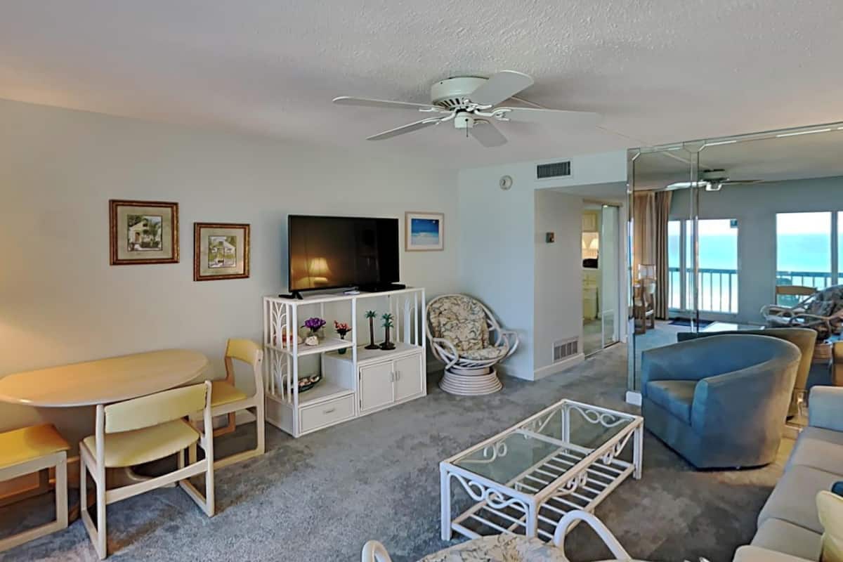 公寓客房, 1 張特大雙人床和 1 張沙發床, 陽台, 海景 (#A738 - No Pets) | 起居區