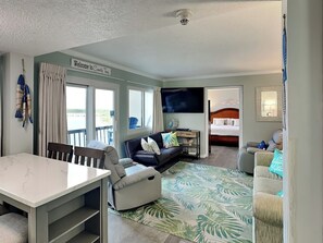 Condo, Plusieurs lits, balcon, vue sur la plage (#A702 - No Pets) | Aire de séjour