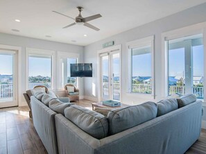 Casa, varias camas, balcón, vistas al mar | Zona de estar | Televisión de 40 pulgadas con canales digitales