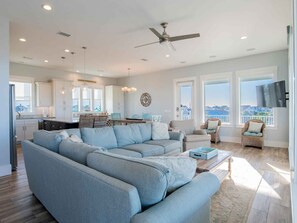 Living area - She Sells Seashells by Southern Vacation Rentals (Pensacola Beach)