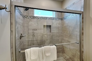 Casa, varias camas, balcón, vista al océano | Baño | Toallas y papel de baño