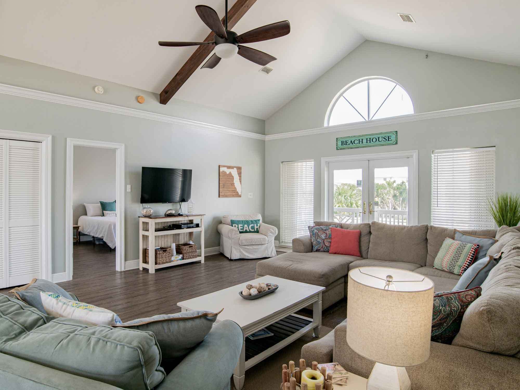 Nhà, nhiều giường, ban công, quang cảnh vườn | Khu phòng khách | TV 