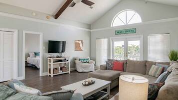 Nhà, nhiều giường, ban công, quang cảnh vườn | Khu phòng khách | TV