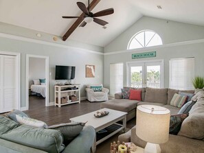 House, Berbilang Katil, Balcony, Garden View | Ruang tamu | TV