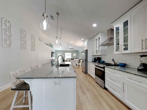 Maison, Plusieurs lits, cuisine, vue sur la piscine | Cuisine privée | Réfrigérateur, four à micro-ondes, un four, surface de cuisson
