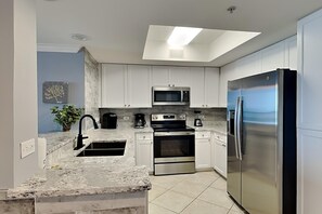 Appart'hôtel, plusieurs lits, balcon, vue océan | Cuisine privée | Réfrigérateur, micro-ondes, four, plaque de cuisson
