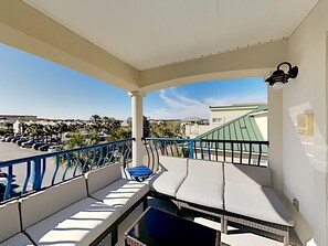 Casa, varias camas, balcón, vista al océano | Balcón