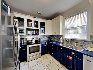 Casa, varias camas, balcón, vista al océano | Cocina privada | Refrigerador, microondas, horno y parrilla de estufa