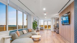 Smart TV - Private 1BR Apt | Parking | Gym & Pool | White Plains (White Plains)