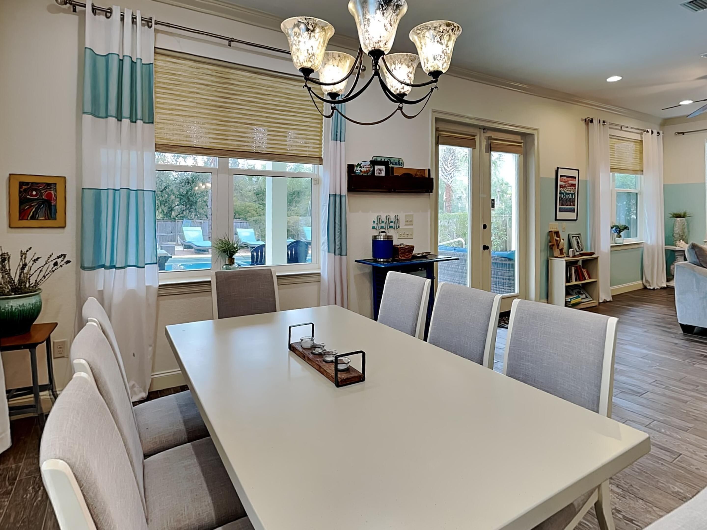 獨棟房屋, 多張床, 陽台, 泳池景觀 | 用餐區