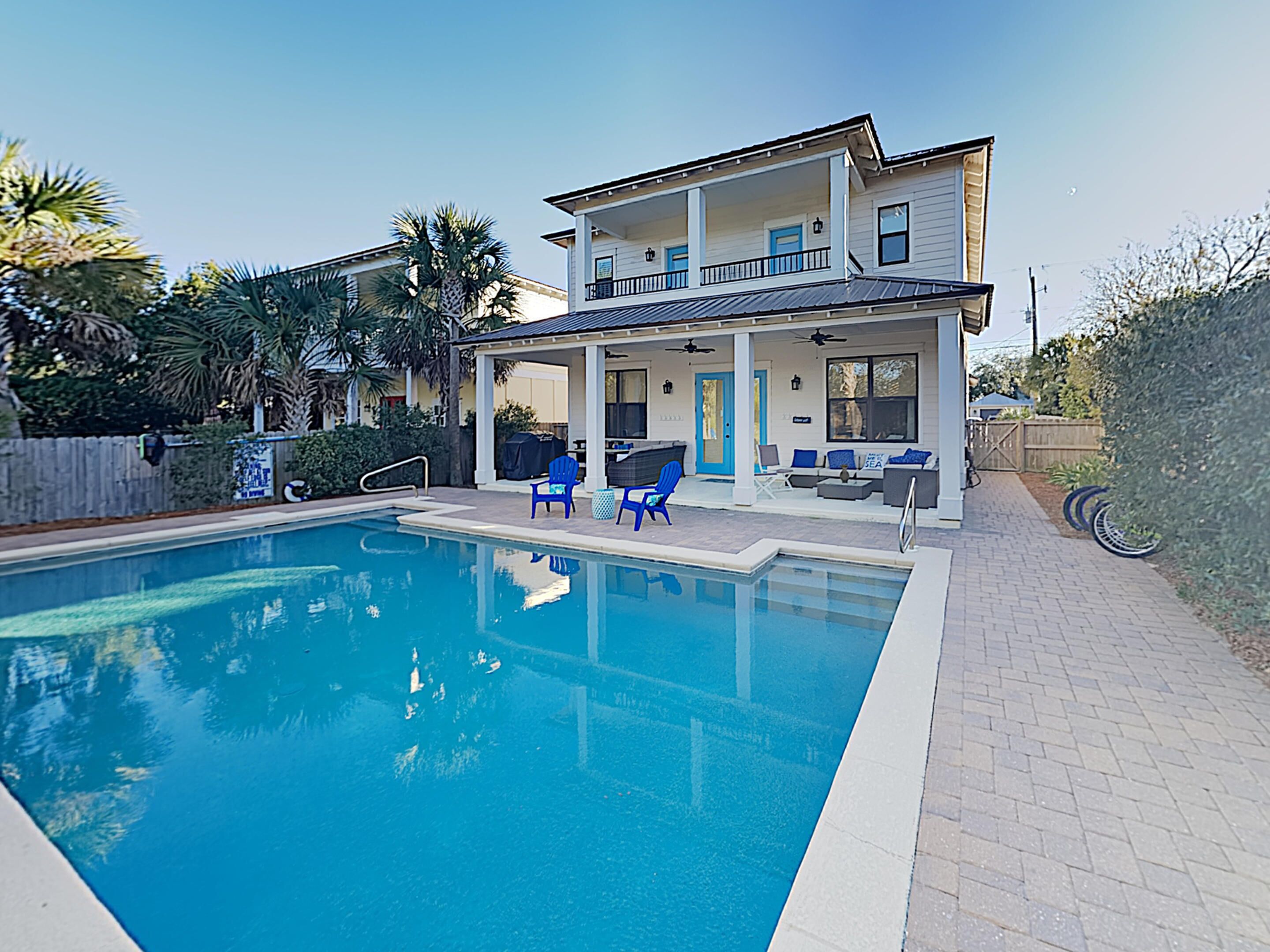 室外游泳池，提供日光浴躺椅