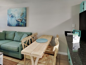 Apartment, Mehrere Betten, Küche | Wohnbereich | Fernseher