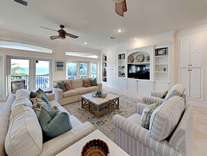 Casa, varias camas, balcón, vista al océano | Área de sala de estar | Televisión 