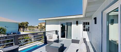 Hus, flere senger, balkong, bassengutsikt | Overnattingsstedets uteområder