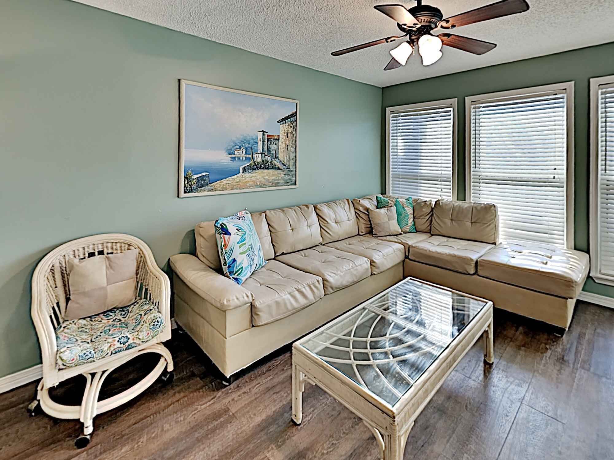 Appart'hôtel, plusieurs lits, balcon, vue partielle sur l'océan | Coin séjour