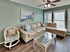 Appartamento, letti multipli, balcone, vista oceano parziale | Area soggiorno | TV 40 pollici con canali digitali