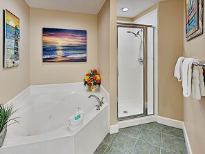 Apartment, Mehrere Betten, Küche, Poolblick | Badezimmer | Handtücher, Toilettenpapier