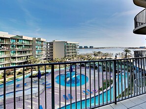 Condo, Plusieurs lits, cuisine, vue sur la piscine | Terrain de l’hébergement 