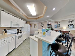 Condo, várias camas, cozinha, vista para a piscina | Cozinha privada | Geladeira, micro-ondas, fogão, cooktop