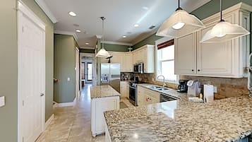 Casa, varias camas, balcón, vista al océano | Cocina privada | Refrigerador, microondas, horno y parrilla de estufa