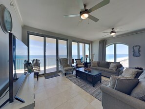 Διαμέρισμα (Condo), Περισσότερα από 1 Κρεβάτια, Μπαλκόνι, Θέα στη Θάλασσα | Περιοχή καθιστικού | Τηλεοράσεις