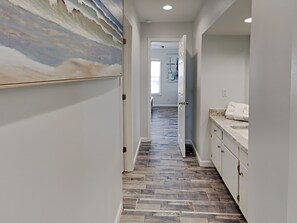 Casa, varias camas, balcón, vista al océano | Interior