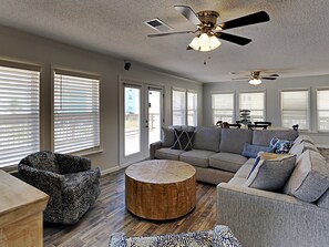 Casa, varias camas, balcón, vista al océano | Área de sala de estar | Televisión de 40 pulgadas con canales digitales