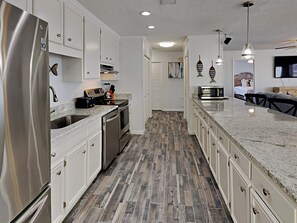 Casa, varias camas, balcón, vista al océano | Cocina privada | Refrigerador, microondas, horno y parrilla de estufa