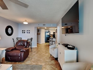 Condo, varias camas, balcón, vista al océano | Interior