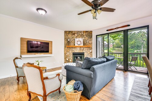 Golfer's Oasis! Mtn Cabin w/ Balcony in Burnsville