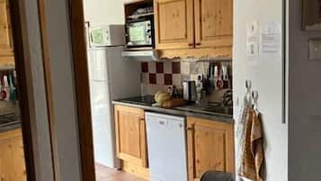 Refrigerador, horno, lavavajillas, utensilios de cocina