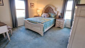 A bedroom with a bed, bedside tables, a lamp, and a dresser. - Up Country Ranch House down a quiet lane (Mule Creek)