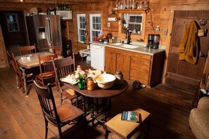 Private kitchen - Aunt Aries Historical cabin- retreat to the wilderness (Otto)
