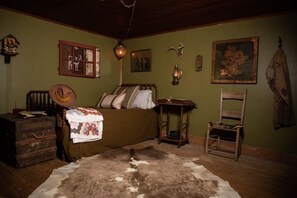 Room - Aunt Aries Historical cabin- retreat to the wilderness (Otto)