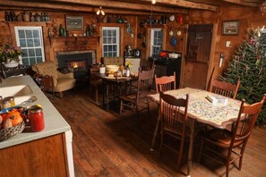 Dining - Aunt Aries Historical cabin- retreat to the wilderness (Otto)