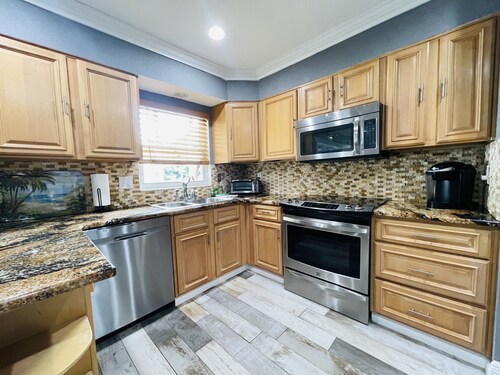 Clearwater Vacation Paradise Home Pool & Hot Tub, Outside Bar- TV, Pets welcome