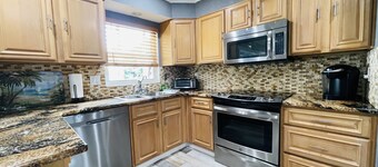 Clearwater Vacation Paradise Home Pool & Hot Tub, Outside Bar- TV, Pets welcome