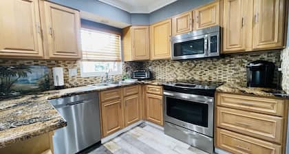 Clearwater Vacation Paradise Home Pool & Hot Tub, Outside Bar- TV, Pets welcome