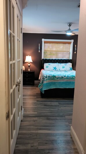 3 habitaciones, escritorio y tabla de planchar con plancha 