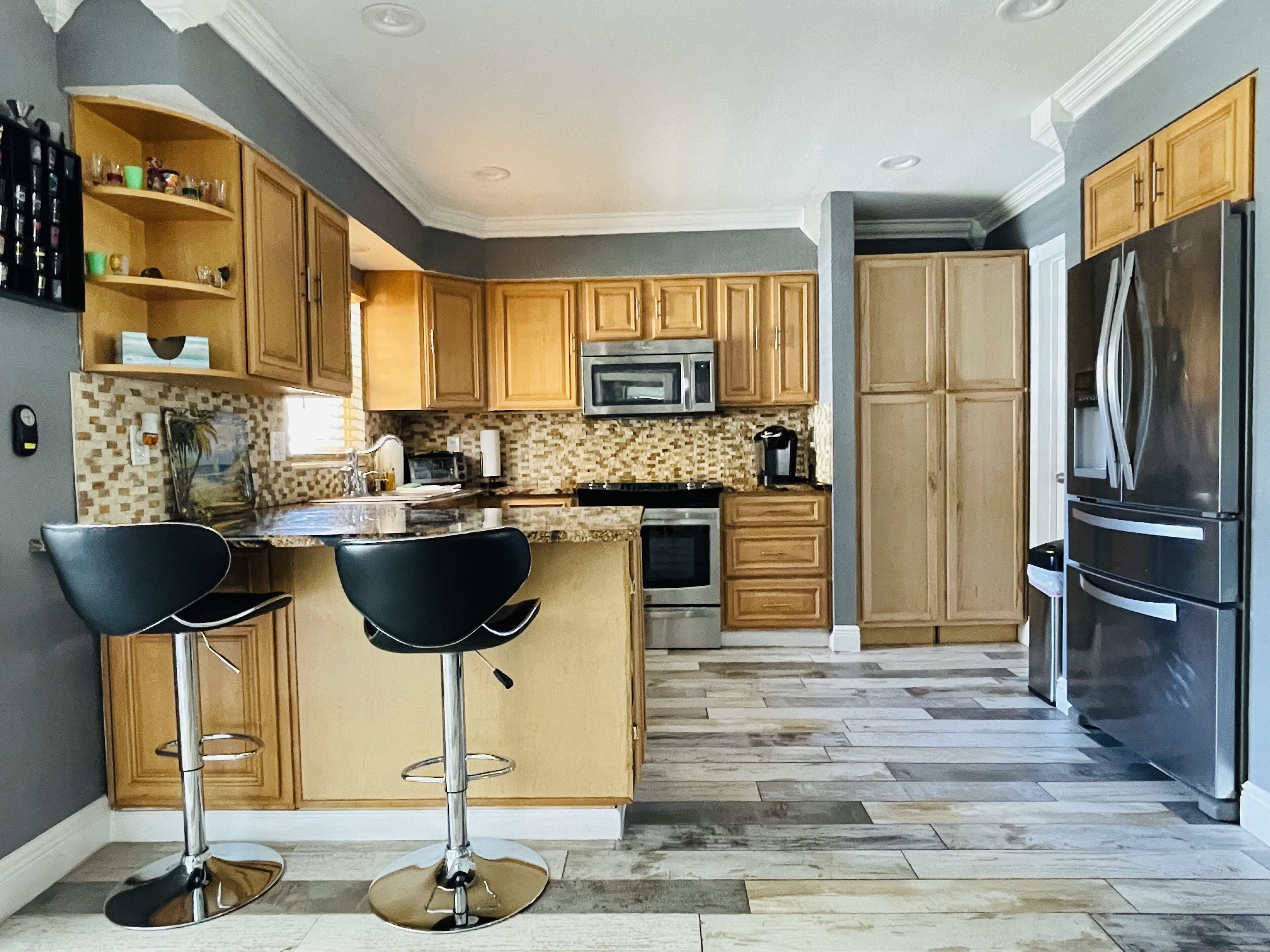 Réfrigérateur, micro-ondes, four, plaque de cuisson