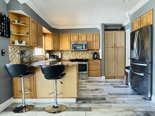 Clearwater Vacation Paradise Home Pool & Hot Tub, Outside Bar- TV, Pets welcome