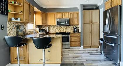 Clearwater Vacation Paradise Home Pool & Hot Tub, Outside Bar- TV, Pets welcome