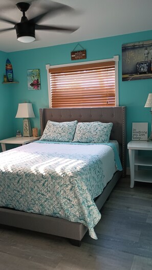 3 chambres, bureau, fer et planche à repasser, lit de bébé portatif