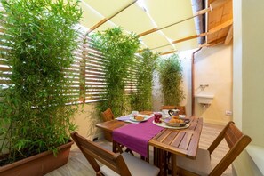 Outdoor dining - Industrial design loft with outdoor living terrace (Florence)
